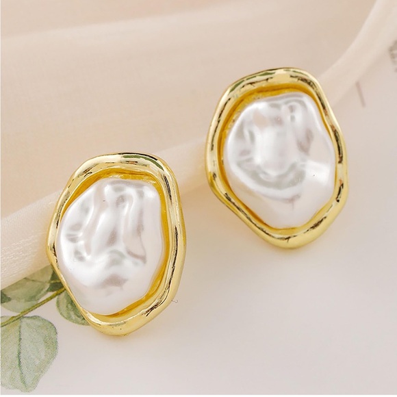 Anthropologie Jewelry - Anthropologie Gold and Pearl Drop Earrings